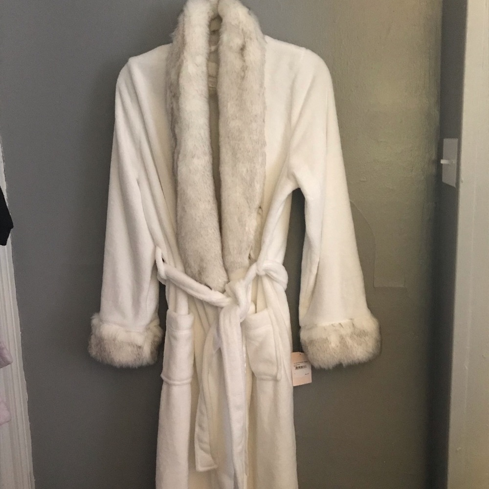 White robe with faux fur